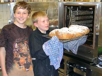 Kinderleicht: Hefezopfbacken mit Juniorkoch Benni Doll  (rechts) und Leif Steffny (links)