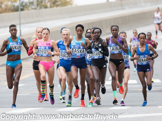 Die Frauenspitze beim New York Marathon km 22 nach der Pulaski Bridge