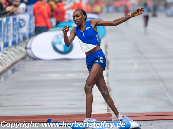 Gladys Cherono Berlin 2017 im Ziel