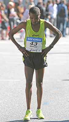 Samuel Muturi steht - Hamburg Marathon 2007 - Foto Copyright www.herbertsteffny.de