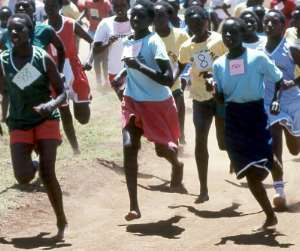 Kenianische Barfussluferinnen der Singore High School bei Iten in den Nandihills beim Schulcrosslauf