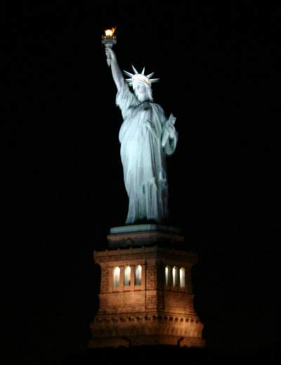 ...vorbei an der Freiheitsstatue (made in France, Mr. Bush - Old Europe ;))...